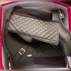 Annabeth Quilted Flat Boots Size 10